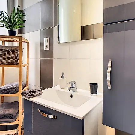 Avec Parking Privé Gratuit, Proche Centre-ville *